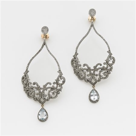 Orecchini pendenti in oro e argento con diamanti per ct 3 circa e due...