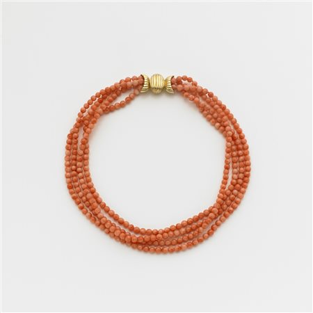 Collana a quattro fili di corallo rosa variegato con chiusura in oro giallo...
