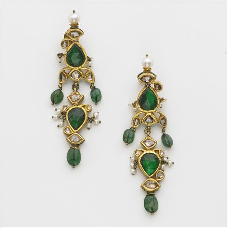 Orecchini pendenti indiani in oro giallo 916/1000 con diamanti irregolari...