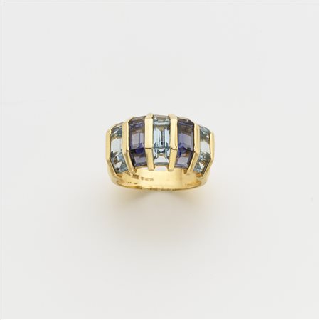 Anello in oro giallo con pietre rettangolari e trapezioidali azzurre e viola...