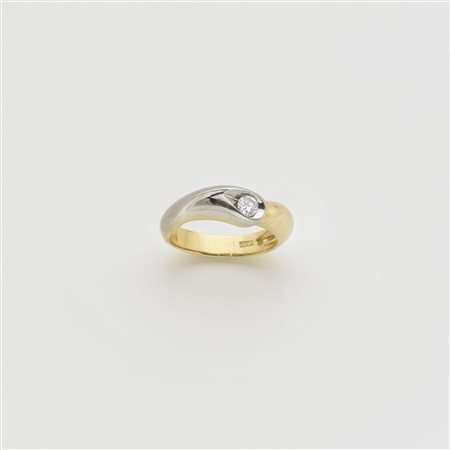 Anello in oro bianco e giallo con diamante solitario di ct 0,35 circa g. 7,20...