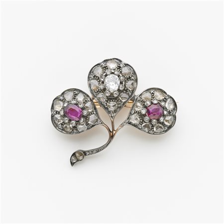 Spilla a trifoglio in oro rosso e argento con diamanti irregolari taglio...