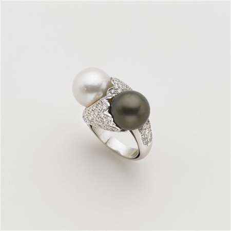 Anello in oro bianco a contrariÈ con pave di diamanti rotondi una perle...