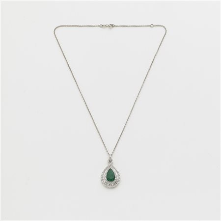 Catenina con pendente in oro bianco, nel pendente diamanti rotondi tappered e...