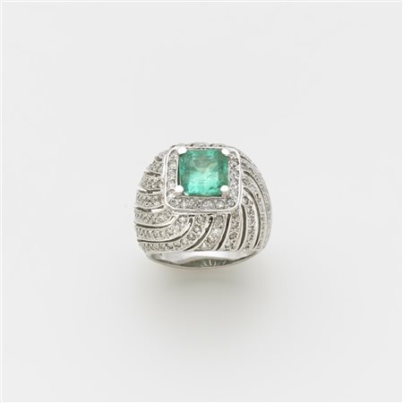 Anello in oro bianco con diamanti a contornare uno smeraldo ottagonale g....