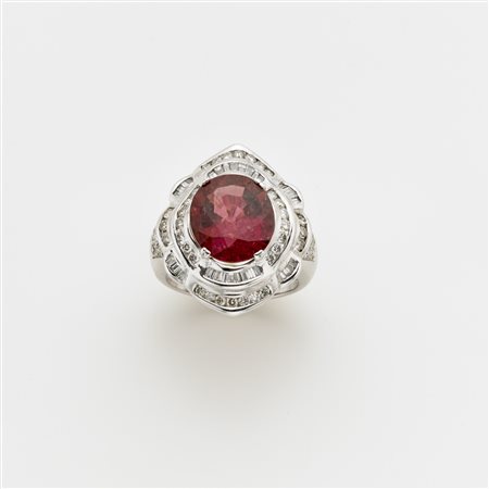 Anello in oro bianco con rubellite rossa centrale ovale taglio composito di...