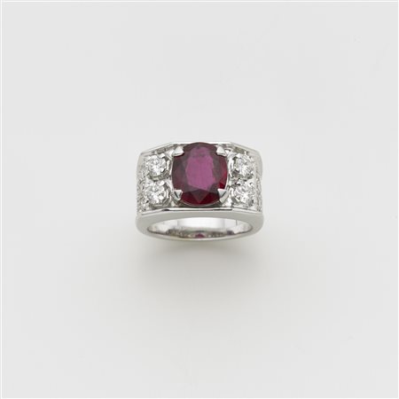 Anello in oro bianco di forma geometrica con diamanti rotondi taglio a...