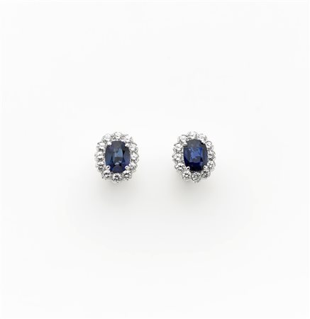 Orecchini a lobo in oro bianco con diamanti rotondi taglio a brillante...