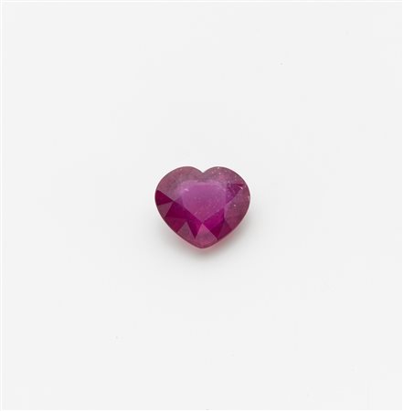 Rubino a forma di cuore taglio composito ct 2,90 circa Heart shaped ruby
