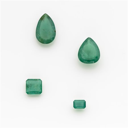 Lotto composto da quattro smeraldi due a goccia rispettivamente di ct 24,50 e...