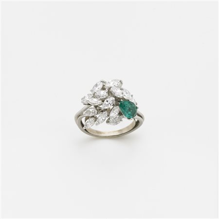 Anello in oro bianco con diamanti a navette e una goccia di smeraldo g. 8,10...