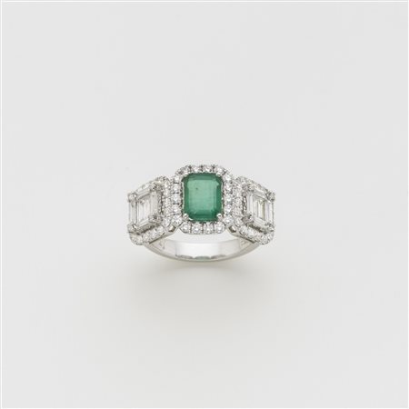 Anello in oro bianco con diamanti rotondi e baguette ed al centro uno...