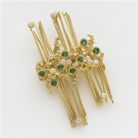 UNCINI Spilla astratta in oro giallo sabbiato con diamanti e smeraldi rotondi...
