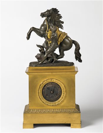 FRANCIA, ANONIMO Orologio da camino in bronzo dorato e ossidato con cassa...