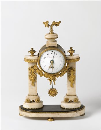 DANTE LE JEUNE A PARIS Orologio da appoggio in marmo bianco, nero e bronzo...