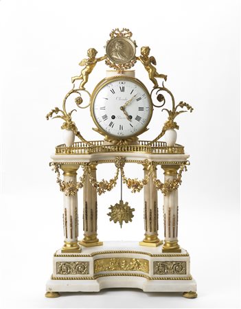 CHEVALIE PARIS Orologio da camino in marmo e bronzo dorato Epoca 1870 circa...