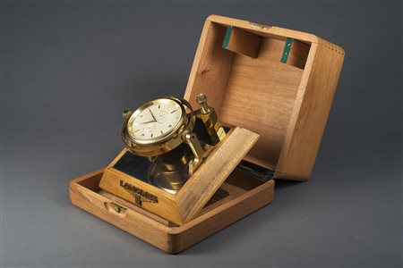 LONGINES Orologio da esposizione in ottone dorato montato su snodo cardanico...