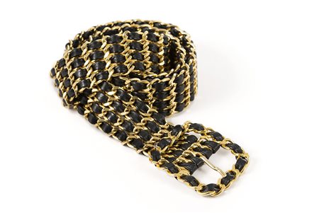 Cintura in catena di metallo color oro con intreccio in pelle nera