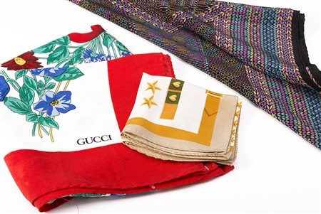 GUCCI, MISSONI, MOSCHINO Lotto di tre foulard di misure e colori diversi