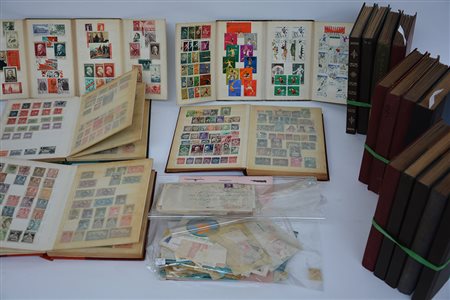 [MONDIALI] Lotto composto da 18 raccoglitori, pi˘ 2 buste con materiale misto...