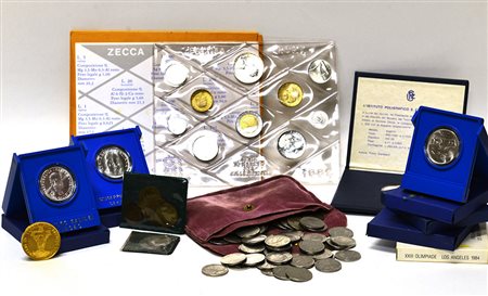 [AREA ITALIANA] Scatola contenente monete commemorative italiane e un...