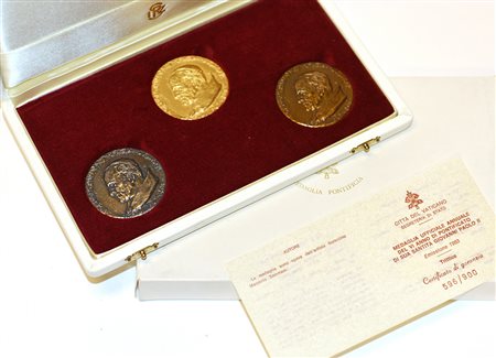 [VATICANO] 1983 Raro cofanetto contenente trittico di medalie papali annuali...