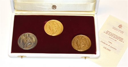 [VATICANO] 1993 Raro cofanetto contenente trittico di medalie papali annuali...