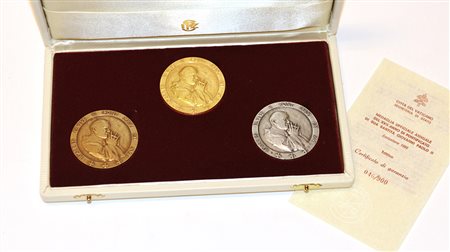 [VATICANO] 1995 Raro cofanetto contenente trittico di medalie papali annuali...