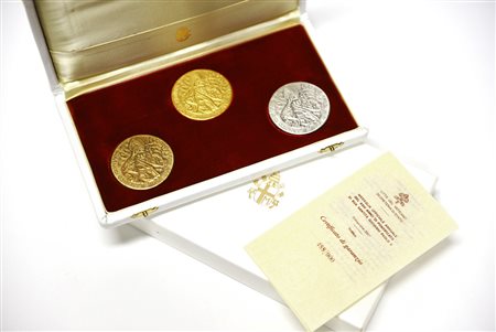 [VATICANO] 2001 Raro cofanetto contenente trittico di medalie papali annuali...