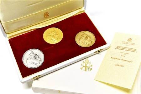 [VATICANO] 2002 Raro cofanetto contenente trittico di medalie papali annuali...