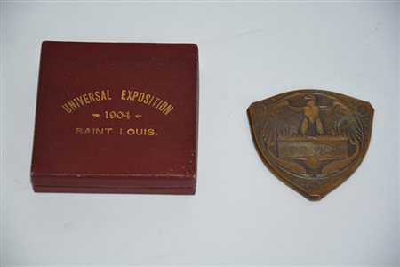 [STATI UNITI] Medaglia triangolare di bronzo iscritta Universal Exposition...