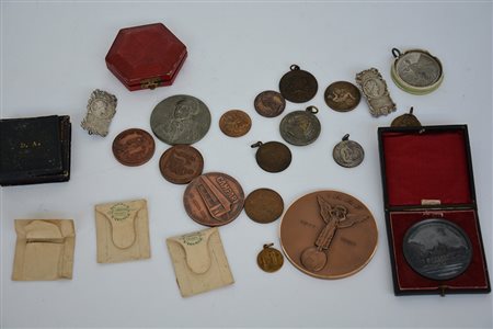 [MANIFESTAZIONI] nsieme di 13 medaglie con anello, 10 senza anello e due...