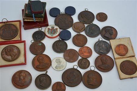 [PERSONAGGI ILLUSTRI] Insieme di 26 medaglie (alcune ripetute) dedicate a...