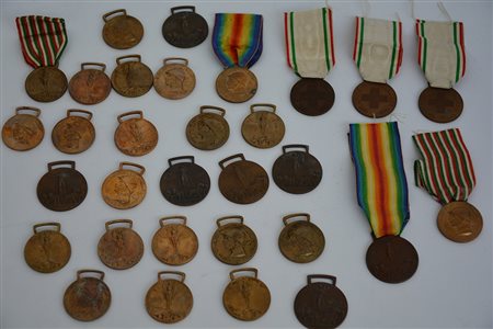 [MEDAGLIE] Insieme di n.3 Medaglie Croce Rossa Benemerenti con nastro, 21...