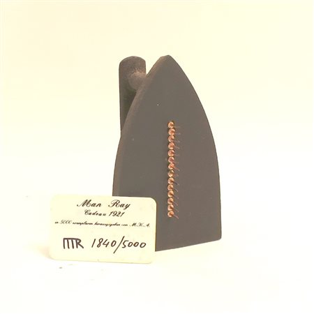 Man Ray (America, 1890-1976) CADEAU, 1921 Ferro e chiodi 16,5x10 cm Es. 1840...