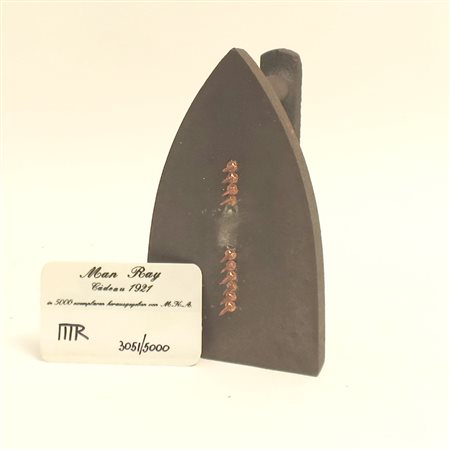 Man Ray (America, 1890-1976) CADEAU, 1921-1974 Ferro e chiodi 16,5x10 cm Es....