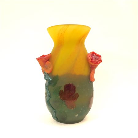 Vaso a balaustro con fiori applicati, vetro cammeo sfumato inciso e decorato....