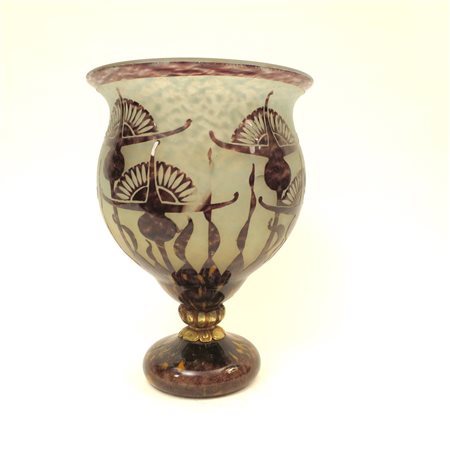 Vaso in vetro a forma di coppa con decoro stilizzato.Difetti