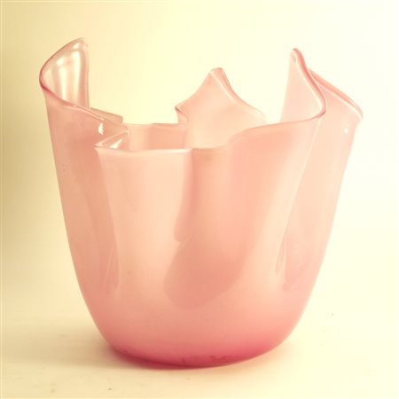 Vaso a fazzoletto in vetro incamiciato rosa e bianco firma ad acido "Venini...
