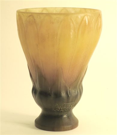 Vaso in pasta di vetro a coppa su base circolare decoro a rilievo a petali e...