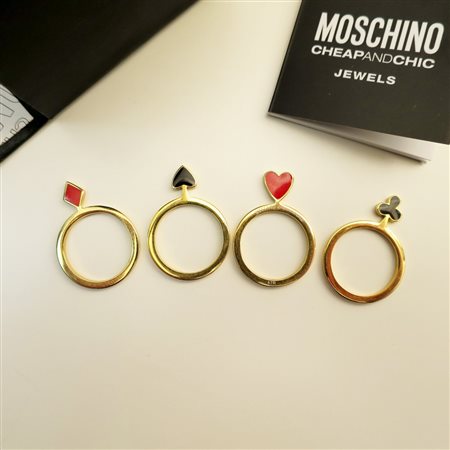 Moschino quattro anelli rappresentati da simboli di carte