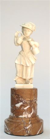 Giovane fanciulla in avorio con brocca da vino Dieppe 1870 ca. h cm.17,5