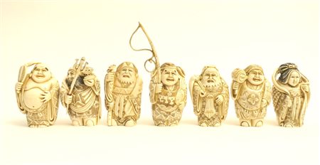 Sette saggi della buona fortuna in avorio policromo, Giappone 1900 ca. h cm.8