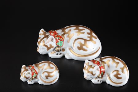 Arte Giapponese Gruppo di tre gatti dormienti in porcellana Kutani Giappone,...