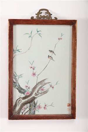 Arte Cinese Mattonella in porcellana policroma raffigurante una coppia di...