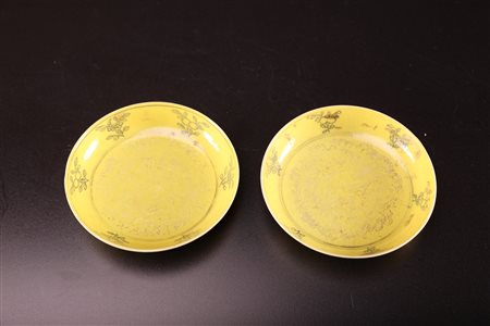 Arte Cinese Coppia di piccoli piatti in porcellana smaltata di giallo Cina,...