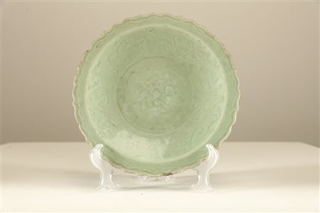 Arte Cinese Piatto in ceramica celadon con bordo lobato ed inciso con motivo...