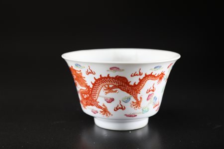 Arte Cinese Piccola ciotola in porcellana dipinta con un dragone alla ricerca...