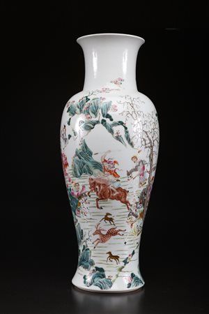 Arte Cinese Vaso in porcellana policroma raffigurante una scena di caccia...