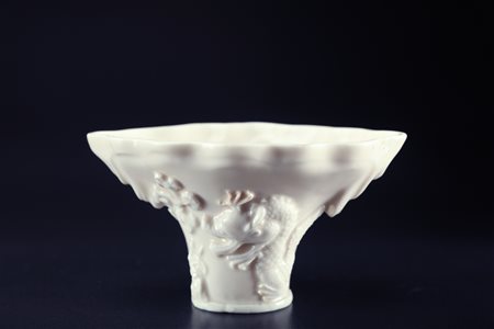 Arte Cinese Coppa libatoria in bianco di Cina con decorazione in rilievo di...